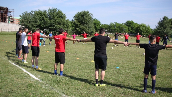 Φιλικός μικτός αγώνας ποδοσφαίρου με πρόσφυγες μαθητές και φοιτητές του ΤΕΦΑΑ ΠΘ